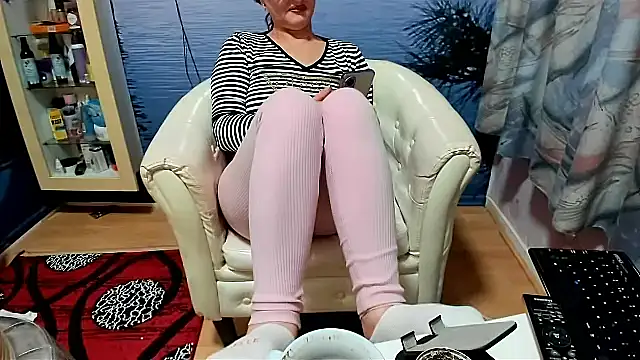 Snapshot of Mature4you44 chatting on 01-26-25, 10:45 Mature4you44 online show from 01-26-25, 10:45