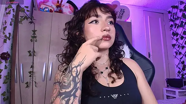Snapshot of valenor_ chatting on 07-22-26, 04:15 valenor online show from 07-22-26, 04:15