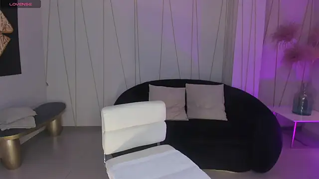 NiaHolland online show from 04-18-26, 04:55