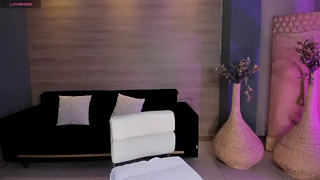 Snapshot of NiaHolland chatting on 05-11-26, 06:49 NiaHolland online show from 05-11-26, 06:49