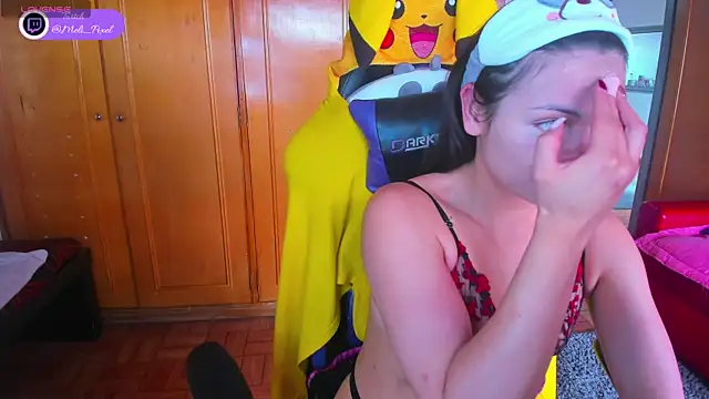 Snapshot of Meli_Pixel chatting on 10-15-25, 05:35 Meli Pixel online show from 10-15-25, 05:35