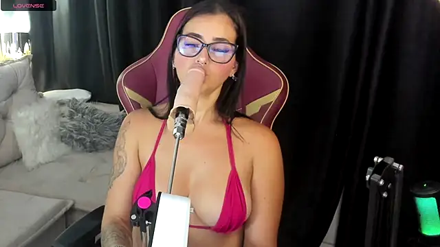 Snapshot of LauraColour chatting on 02-05-26, 12:26 LauraColour online show from 02-05-26, 12:26