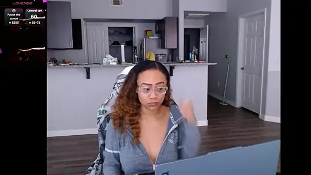 Snapshot of RylHoneyy chatting on 06-17-26, 07:48 RylHoneyy online show from 06-17-26, 07:48