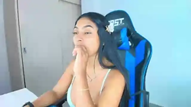 Snapshot of sophiax-x chatting on 10-23-25, 05:12 sophiax-x online show from 10-23-25, 05:12