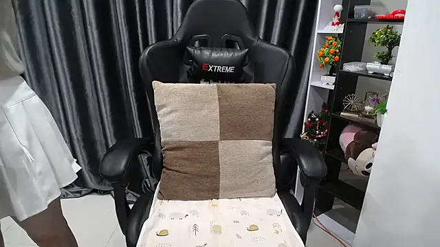 Yuki-yio online show from 03-13-25, 01:21