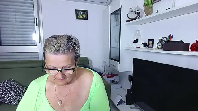 Snapshot of Selenna57 chatting on 06-09-26, 05:35 Selenna57 online show from 06-09-26, 05:35