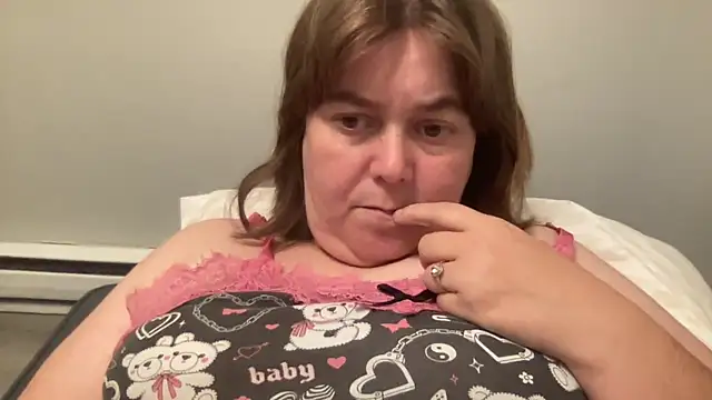 Snapshot of ParisNova chatting on 10-25-25, 08:58 ParisNova online show from 10-25-25, 08:58