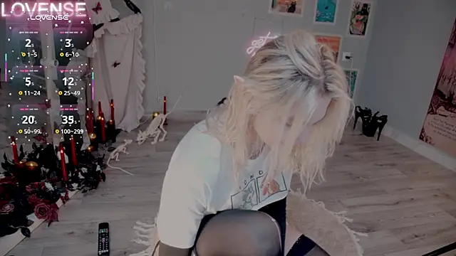 Snapshot of Careful_i_bite chatting on 11-03-25, 06:03 Careful i bite online show from 11-03-25, 06:03