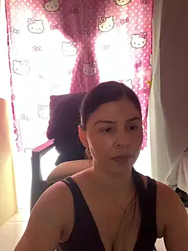 Snapshot of Estefani_32 chatting on 06-24-26, 04:28 Estefani 32 online show from 06-24-26, 04:28