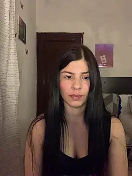Snapshot of Estefani_32 chatting on 07-17-26, 04:45 Estefani 32 online show from 07-17-26, 04:45