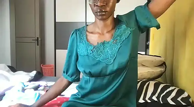 Snapshot of choco_petite chatting on 03-16-25, 06:20 choco petite online show from 03-16-25, 06:20