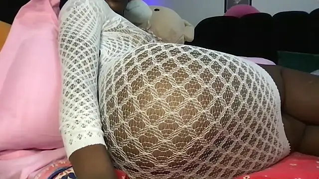 Snapshot of choco_petite chatting on 02-26-26, 04:00 choco petite online show from 02-26-26, 04:00