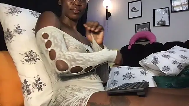 Snapshot of choco_petite chatting on 03-02-26, 03:52 choco petite online show from 03-02-26, 03:52