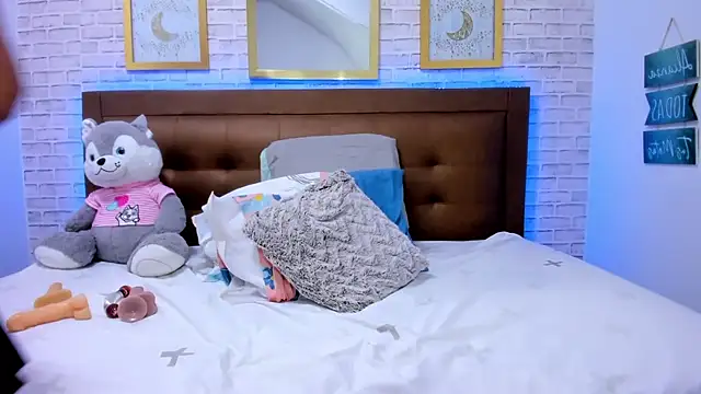 olivia love  online show from 01-08-25, 01:11