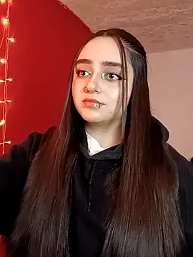 Snapshot of IvonneT chatting on 10-11-25, 11:25 IvonneT online show from 10-11-25, 11:25