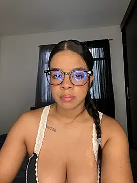 Snapshot of trianawhite chatting on 07-04-26, 03:29 trianawhite online show from 07-04-26, 03:29