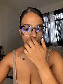 Snapshot of trianawhite chatting on 07-21-26, 02:19 trianawhite online show from 07-21-26, 02:19