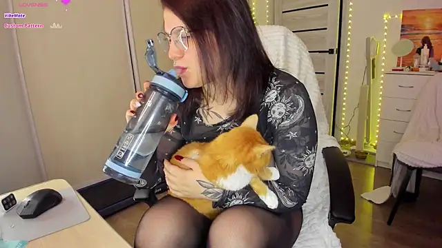 Ophelia mm online show from 12-16-25, 05:23