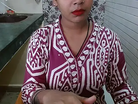 LovingPihu online show from 10-04-25, 05:49