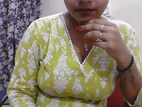 LovingPihu online show from 05-18-26, 05:24