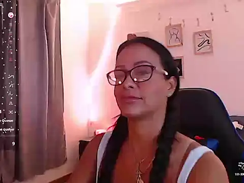 Snapshot of emmily_castro chatting on 10-06-25, 01:08 emmily castro online show from 10-06-25, 01:08