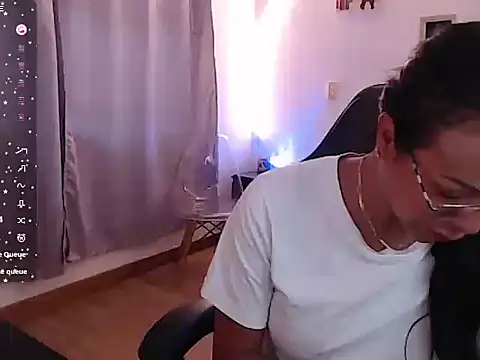 Snapshot of emmily_castro chatting on 10-28-25, 01:03 emmily castro online show from 10-28-25, 01:03