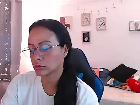 Snapshot of emmily_castro chatting on 11-14-25, 01:54 emmily castro online show from 11-14-25, 01:54