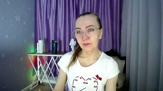 Snapshot of queen_a_n_i chatting on 02-11-25, 08:05 queen a n i online show from 02-11-25, 08:05