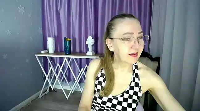 Snapshot of queen_a_n_i chatting on 03-10-25, 10:15 queen a n i online show from 03-10-25, 10:15