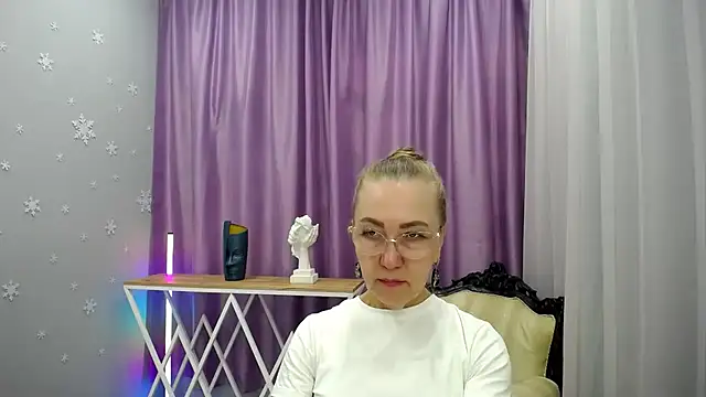 Snapshot of queen_a_n_i chatting on 09-19-25, 09:00 queen a n i online show from 09-19-25, 09:00