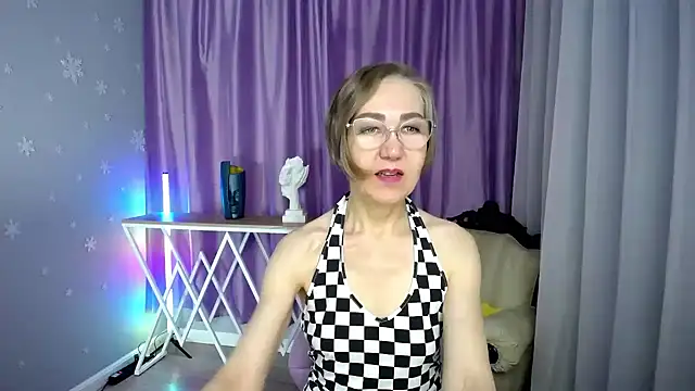 Snapshot of queen_a_n_i chatting on 10-31-25, 01:45 queen a n i online show from 10-31-25, 01:45