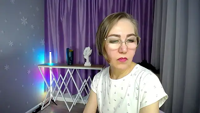 Snapshot of queen_a_n_i chatting on 11-08-25, 11:32 queen a n i online show from 11-08-25, 11:32