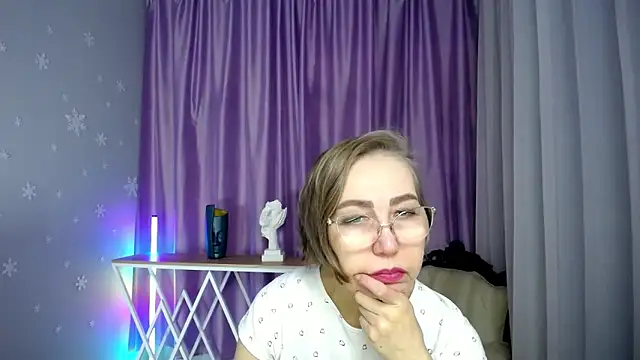 Snapshot of queen_a_n_i chatting on 11-14-25, 10:03 queen a n i online show from 11-14-25, 10:03