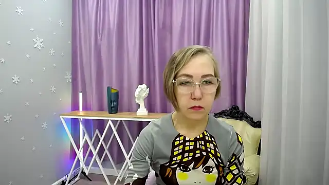 Snapshot of queen_a_n_i chatting on 11-17-25, 12:00 queen a n i online show from 11-17-25, 12:00