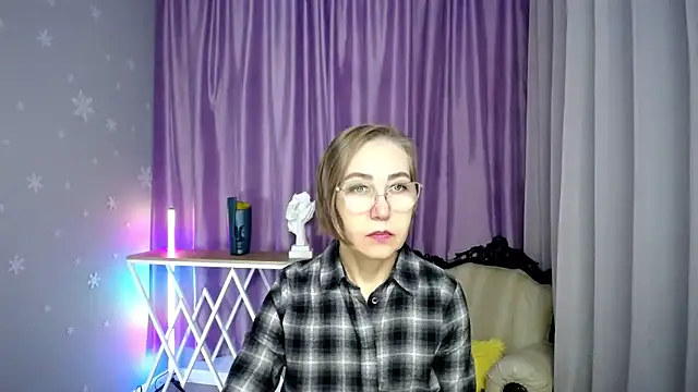 Snapshot of queen_a_n_i chatting on 11-28-25, 09:45 queen a n i online show from 11-28-25, 09:45