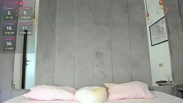 Snapshot of Naila18 chatting on 09-11-25, 06:02 Naila18 online show from 09-11-25, 06:02