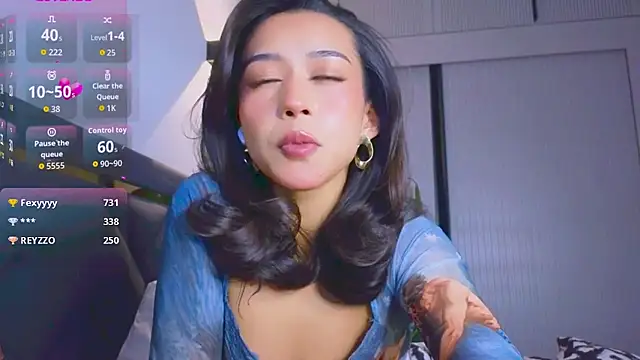 Mia Tin online show from 10-31-25, 08:43