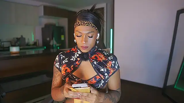 Snapshot of AmberRaus chatting on 10-21-25, 02:12 AmberRaus online show from 10-21-25, 02:12