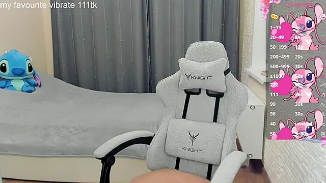 Snapshot of Hot_Mia_ chatting on 03-13-25, 04:01 Hot Mia online show from 03-13-25, 04:01