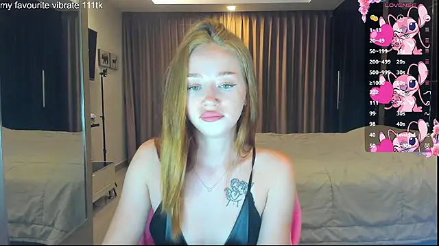 Snapshot of Hot_Mia_ chatting on 10-04-25, 12:03 Hot Mia online show from 10-04-25, 12:03