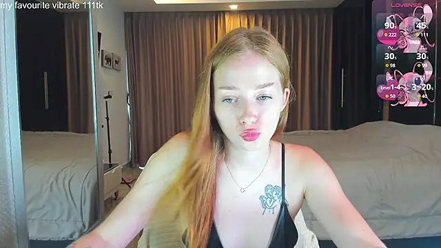 Snapshot of Hot_Mia_ chatting on 11-07-25, 08:58 Hot Mia online show from 11-07-25, 08:58