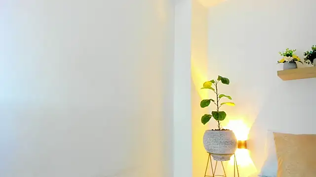 Snapshot of bella_99_ chatting on 06-15-26, 11:45 bella 99 online show from 06-15-26, 11:45