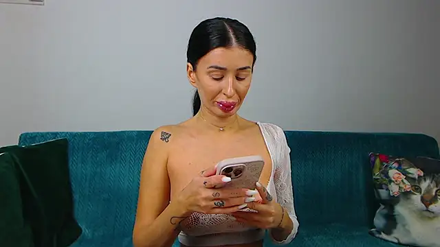 Snapshot of SaraDaisy chatting on 10-11-25, 05:00 SaraDaisy online show from 10-11-25, 05:00