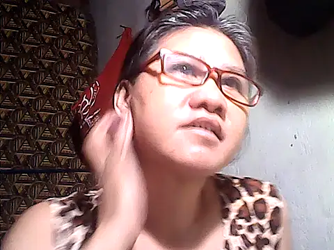 Snapshot of sweetsosie18 chatting on 05-17-26, 04:58 sweetsosie18 online show from 05-17-26, 04:58