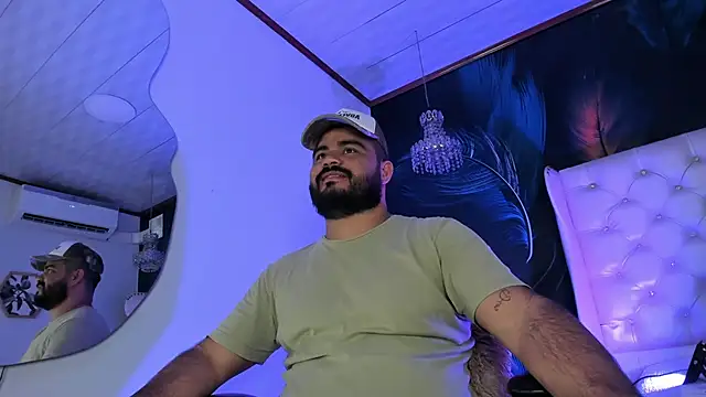 Snapshot of MichaelBear_ chatting on 01-09-25, 01:02 MichaelBear online show from 01-09-25, 01:02