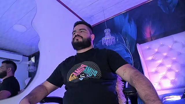 Snapshot of MichaelBear_ chatting on 01-21-25, 12:39 MichaelBear online show from 01-21-25, 12:39