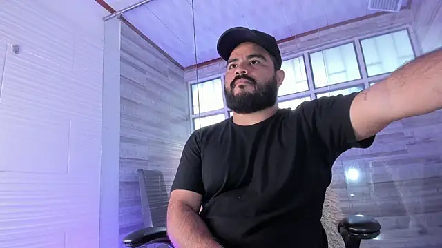 Snapshot of MichaelBear_ chatting on 01-25-25, 12:47 MichaelBear online show from 01-25-25, 12:47