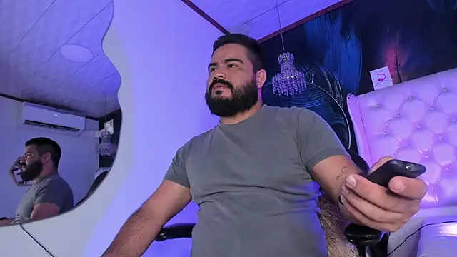 Snapshot of MichaelBear_ chatting on 02-12-25, 12:33 MichaelBear online show from 02-12-25, 12:33