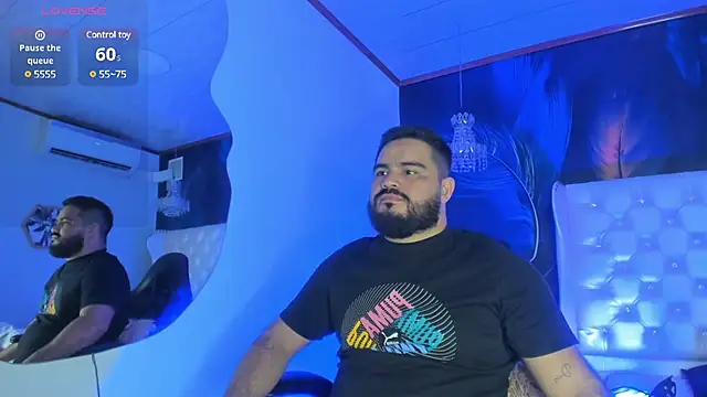 Snapshot of MichaelBear_ chatting on 02-21-25, 12:06 MichaelBear online show from 02-21-25, 12:06