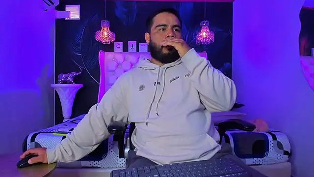 Snapshot of MichaelBear_ chatting on 10-04-25, 01:42 MichaelBear online show from 10-04-25, 01:42